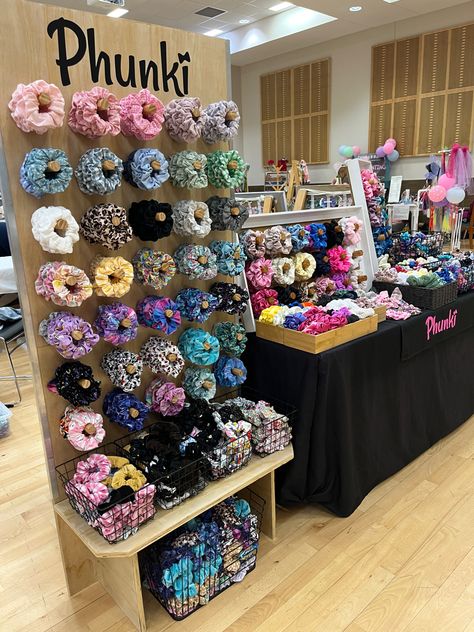 Scrunchie Display Ideas, Scrunchies Display Ideas, Scrunchie Display Craft Show, Display Scrunchies, Scrunchie Stand, Scrunchie Display, Scrunchie Business, Hair Accessories Display, Craft Market Display