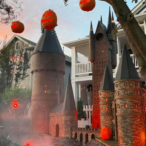 Harry Potter Front Yard, Hogwarts Grounds, Harry Potter Flying Car, Harry Potter Pop Up, Halloween Exterior, Harry Potter Light, Harry Potter Pop, Harry Potter Birthday Party, Harry Potter Halloween