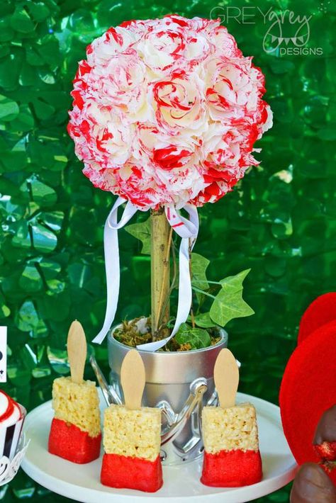 Queen of Hearts UnBirthday Party | CatchMyParty.com Wonderland Party Theme, Queen Of Hearts Alice, Alice In Wonderland Diy, Wonderland Party Decorations, Alice In Wonderland Decorations, Day Party Ideas, 21 Diner, Alice In Wonderland Tea Party Birthday, Onederland Birthday Party