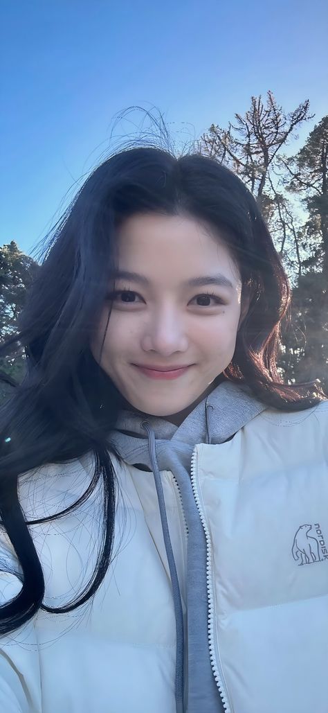 Kim Yoojung Actress, Kim Yoo Jung Wallpaper, Kim Yoojung, Western Girl Outfits, Kim You Jung, Kim Sohyun, Men Hair Color, Kim Yoo Jung, Kim Ji Won