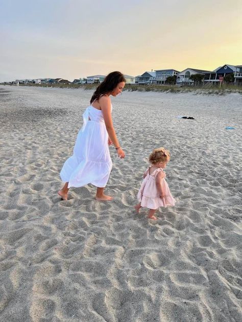 Beach With Family Aesthetic, Rich Beach Mom Aesthetic, Beach Day Family, East Coast Family Aesthetic, Mom Beach Aesthetic, Island Family Aesthetic, Future Beach House, Beach Life Family, Coastal Family Aesthetic