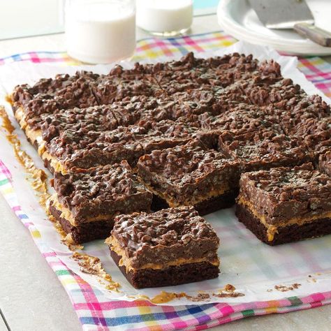 We Made Jennifer Garner's Healthy Granola Bars 13x9 Desserts, Peanut Butter Cake Bars, Peanut Butter Crispy Bars, Butter Cake Bars, Desserts Nutella, Dessert Boards, Rice Krispies Recipe, Smores Dessert, Dessert Oreo