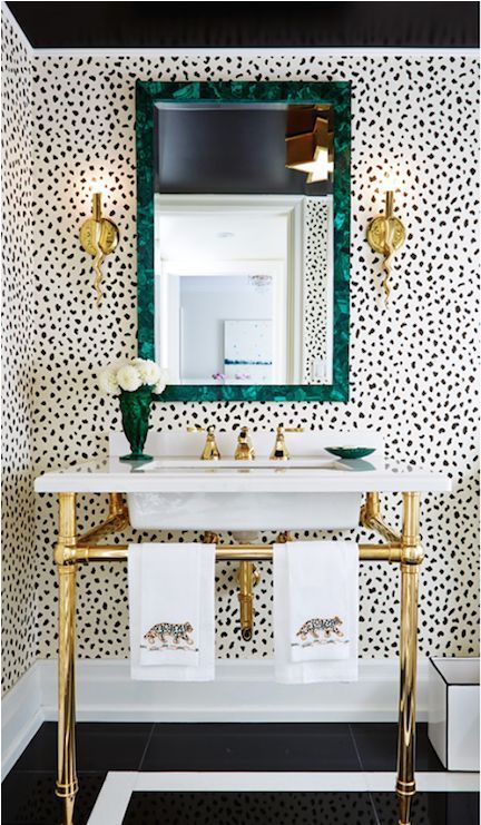 Glamorous Bathroom, Toilette Design, Black Floor Tiles, Bad Inspiration, Trendy Bathroom, Black And White Wallpaper, Design Del Prodotto, Bathroom Wallpaper, Small Bathroom Decor