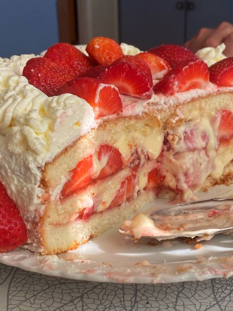 Strawberry Custard Cake, Strawberry Filling For Cake, Strawberry Custard, Strawberry Cream Cake, Strawberry And Cream, Strawberry Cream Cakes, Cream Custard, Custard Cake, Pretty Dessert