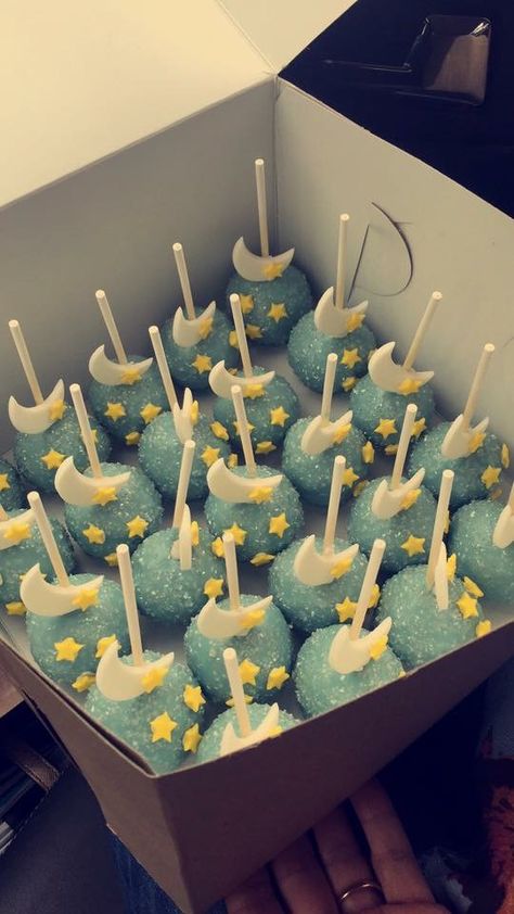 Twinkle twinkle little star cake pops Cake Pops Baby Shower Girl, Baby Shower Kuchen, Baby Reveal Cupcakes, Twinkle Twinkle Little Star Cake, Twinkle Little Star Cake, Star Cake Pops, Baby Reveal Cakes, Baby Shower Cupcakes For Girls, Baby Shower Themes Neutral