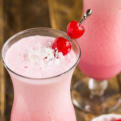 Pink Coconut Frost Cocktail Cocktails Made With Rum, Cocktail Fruit, Coconut Frosting, Cocktails Recipes, Pink Cocktails, Pink Drink, Drinks Cocktails, Milk Shakes, Munnar