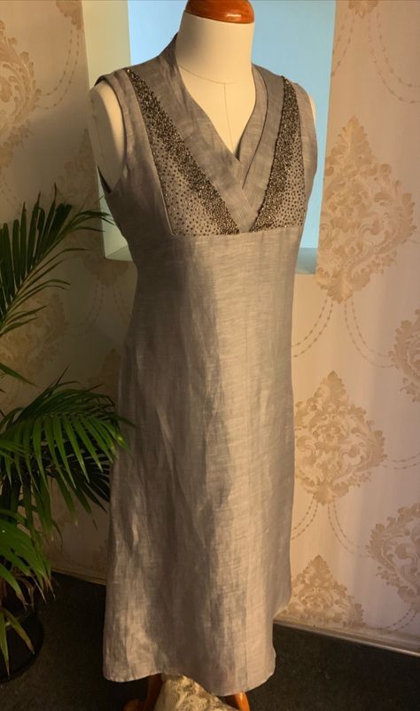 Silk Kurti Designs, Simple Kurta Designs, Designer Kurti Patterns, Simple Kurti Designs, Kurti Embroidery Design, Kurta Neck Design, Cotton Kurti Designs, Dress Neck Designs, Dress Design Patterns