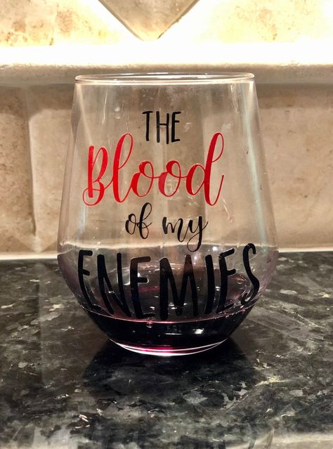 Halloween Wine Glasses Diy, Fall Glasses, Cute Wine Glasses, Halloween Wine Glasses, Funny Wine Glasses, Halloween Glasses, Disney Cricut, Wine Glass Sayings, Glasses Funny