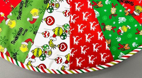 Grinch Christmas Tree Skirt Diy, Grinch Tree Skirt Diy, Grinch Fabric Ideas, Grinch Quilt Ideas, Grinch Tree Skirt, Tree Skirt Sewing, Grinch Quilt, Grinchmas Tree, Tree Skirt Ideas