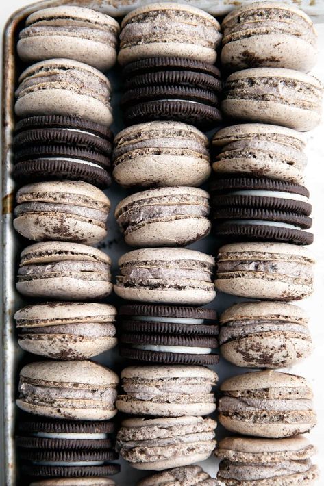 Cookies and Cream Macarons - Broma Bakery Cream Macarons, Macarons Recipe Easy, Easy French Recipes, Chocolate Extract, Oreo Frosting, Broma Bakery, Macaron Cookies, Macaroon Recipes, Macaron Recipe