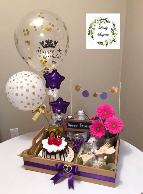 Gift Hampers Birthday, Birthday Trays Gift Ideas, Diy Birthday Hamper, Anniversary Hamper Ideas, Birthday Gift Hamper Ideas, Birthday Hampers For Him, Birthday Hamper Ideas, Balloon Gift Basket, Balloon Hamper