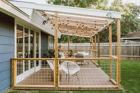 Creative Deck Ideas, Backyard Patio Deck, Balkon Decor, Patio Deck Designs, Pergola Design, Easy Backyard, Casa Vintage, Patio Roof, House With Porch