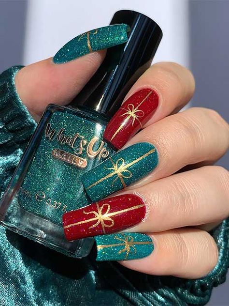 Long square-shaped sparkling glitter green and red Christmas nails adorned with gold glitter gift wrap nail art #christmasnails Green And Red Christmas Nails, Green Christmas Nails, Green And Red Christmas, Olive Nails, Candy Cane Nails, Red Christmas Nails, Elegant Nail Art, Nail Shimmer, Christmas Gel Nails