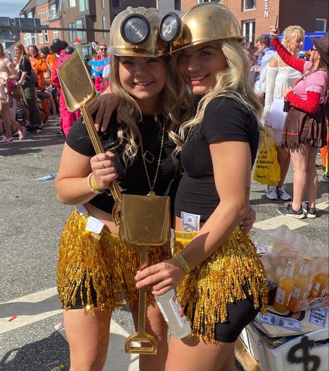 Gold Diggers Costumes Preppy, Hold Digger Halloween Costume, Gold Miners Costume, Gold Miner Costume, Miner Halloween Costume, Golddigger Carnaval, Gold Digger Outfit, Gold Diggers Costumes, Golddigger Costume