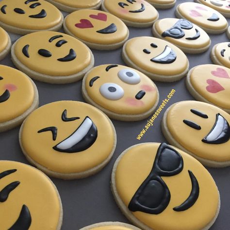 Emoji cookies Emoji Cookies Decorated, Emoji Cakes, Emoji Cookies, Emoji Cupcakes, Emoji Cookie, Emoji Cake, Emoji Birthday Party, Vanilla Sugar Cookie, Emoji Party