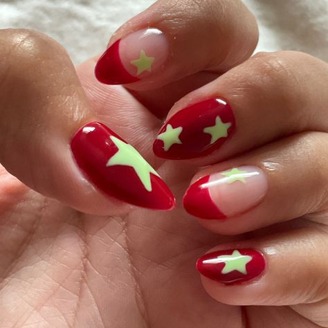 Simple but cute nail art Simple Red Nail Art, Green And Red Nail Designs, Red And Green Nail Designs, Simple Nails Winter, Cute Nails Easy, Quirky Nail Art, Red French Tip, Funky Nail Designs, French Tip Nail Art