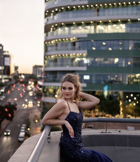 Prom Hair And Makeup Ideas, Makeup Ideas Photoshoot, Photoshoot In City, Model Photoshoot Ideas, Prom Hair And Makeup, Photoshoot Location Ideas, Hair And Makeup Ideas, Urban Photoshoot, City Rooftop