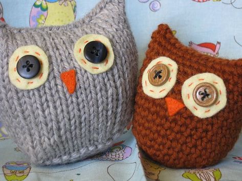 One square knitting project - owls! Perfect beginner knitting craft for kids Owl Knitting Pattern, Knitted Owl, Crochet Owls, Crochet Owl, Beginner Knitting Projects, Owl Crafts, Owl Patterns, Crochet Motifs, Baby Owls