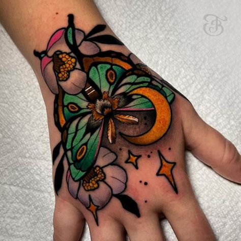 Funky Hand Tattoos, Neo Traditional Hand Tattoos For Women, Colour Hand Tattoo, Moth Hand Tattoos For Women, Neotraditional Hand Tattoo, Colorful Hand Tattoos, Neo Traditional Hand Tattoo, Luna Moth Tattoos, Luna Moth Tattoo Design