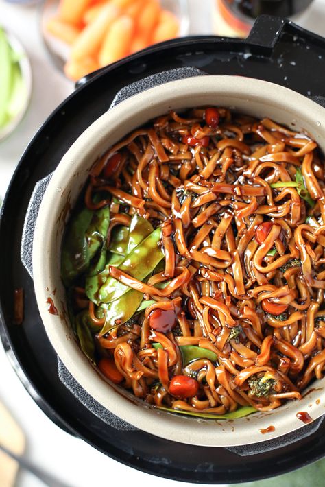 Best Lo Mein I don't think I'd make this in the IP, but like the ingredients in the recipe Instant Pot Lo Mein, Vegan Instant Pot Recipes, Lo Mein Recipes, Vegetarian Instant Pot, Electric Pressure Cooker Recipes, Lo Mein, Healthy Instant Pot Recipes, Easy Instant Pot Recipes, Instant Pot Dinner Recipes