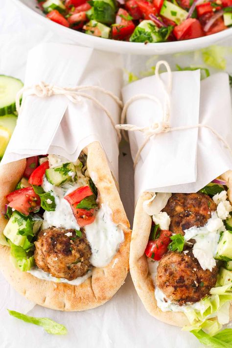 Greek Meatball Pita Wraps! Soft and fluffy Greek pita bread with greek-style meatballs, tzatziki, tomato cucumber salad, and lots of other toppings. These Greek meatball pita wraps are incredible. Meatballs Tzatziki, Meatball Pita, Pita Wraps, Homestyle Meals, Greek Pita Bread, Pita Sandwich, Tomato Cucumber Salad, Pita Wrap, Greek Pita