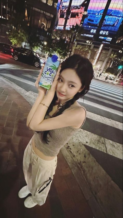 사진 촬영 포즈, Fashion District, Kpop Girl Groups, K Idols, Instagram Update, Korean Girl, Havana, South Korean Girls, Kpop Girls