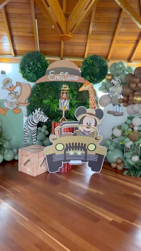 innoballoons.oficial on Instagram: ✨🦒🐘 E M I L I A N O ✨🦒🐘 cumplió un añito ✨🎈🦒. . . 🦒✨🐘 Con esta hermosa temática de Mickey Safari lo celebramos ✨🦒. . . 🦒✨🐘 Animales… Mickey Safari Backdrop, Wild One Mickey Safari, Mickey Safari Centerpieces, Mickey Safari Birthday Decorations, Safari Balloons, Safari Centerpieces, Safari Theme Birthday Party, Mickey Mouse Birthday Theme, Safari Birthday Party Decorations