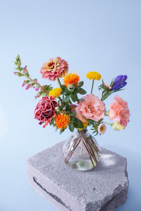 Small Flower Arrangements, Small Shelf, Flower Vase Arrangements, Vase Arrangements, Floral Foam, Wildflower Wedding, Simple Flowers, Arte Floral, Floral Centerpieces