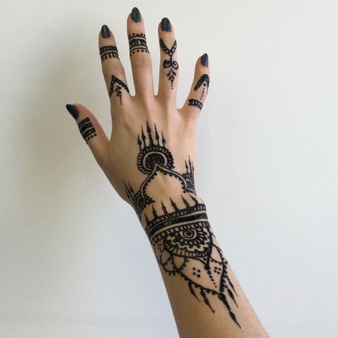 Henna hands artistic fashion obsessed! Jaguar Henna, Henna Hands, Real Tattoos, Mehndi Designs Fingers, Pretty Hand Tattoos, Simple Mehndi Designs Fingers, Tattoo Henna, Henna Ideas, Artistic Fashion