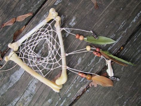 Bone Dream Catcher, Bone Wind Chime, Bone Cleaning, Wind Chime Diy, Nature Crafting, Dreamcatcher Art, Windchimes Diy, Femur Bone, Witch Crafts