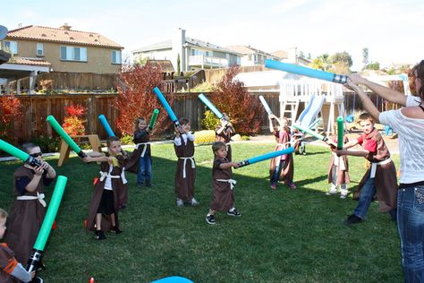 Jedi training :) Jedi Robes, Jedi Training Academy, Star Wars Theme Party, Jedi Training, Angry Birds Star Wars, Star Wars 7, Nerf Party, Happy Birthday Dog, Star Wars Princess