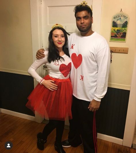 King And Queen Of Hearts Costume Couple, King And Queen Costume, King And Queen Of Hearts, Costume Couple, Diy Couples Costumes, Halloween Parejas, Queen Of Hearts Costume, Couples Costume, Queen Costume