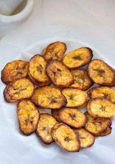 These Air Fryer Plantains (Cuban Plátanos Maduros) are a perfect side dish made in the air fryer. A healthier version with much less calories compared to the traditional fried plantains. Vegan, gluten-free, paleo, and whole30 approved | Air fryer vegetarian recipes | Air fryer vegan recipes | Air Fryer Maduros | pipingpotcurry.com Fried Plantain Recipe, Sweet Fried Plantains, How To Cook Plantains, Baked Plantains, Fried Plantain, Fried Plantains, Plantain Recipes, Ripe Plantain, Plantain Chips