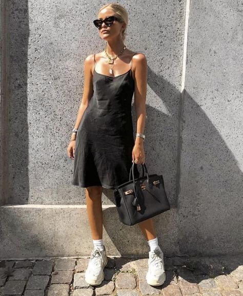 cfa5301358b9fcbe7aa45b1ceea088c6 Dress And Sneakers, Photoshoot Winter, Fashion Skirts, Sneakers Fashion Outfits, Top Fashion Bloggers, Fashion Moments, Black Slip Dress, Easy Style, Looks Street Style