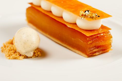 Apple Mille Feuille Apple Tart Tatin Plated Dessert, Apple Mille Feuille, Mille Feuille Plating, Fancy Apple Desserts, Individual Apple Pies, Fine Dining Desserts, Plated Dessert, Pineapple Desserts, Apple Strudel