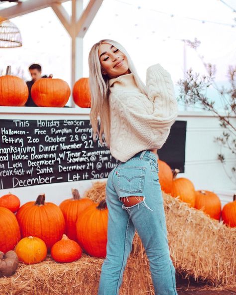 Eva Gutowski on Instagram: “Too early or right on time? 🍂🍁🎃👻 comment fall emojis 🙈” Eva Gutowski, Pumpkin Patch Photoshoot, Pumpkin Patch Pictures, Best Pumpkin Patches, Pumpkin Patch Outfit, Pumpkin Photos, Fall Photoshoot, Fall Pictures, Autumn Aesthetic