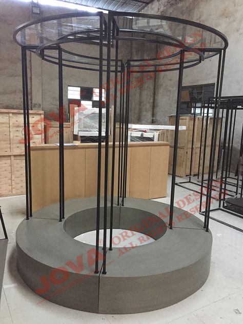 This round clothing displays include 3 piece retail circular clothes rack Dress Display Stand, Display Rack Ideas, Retail Clothing Display, Clothing Boutique Decor, Clothing Display Racks, Wedding Dress Display, Clothing Rack Display, Clothing Store Displays, Clothing Display