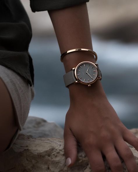 Sneaker Outfits, Inexpensive Jewelry, Trendy Watches, Fancy Watches, Streetwear Mode, Hand Watch, Womens Watches Luxury, Rose Gold Watches, Girls Watches