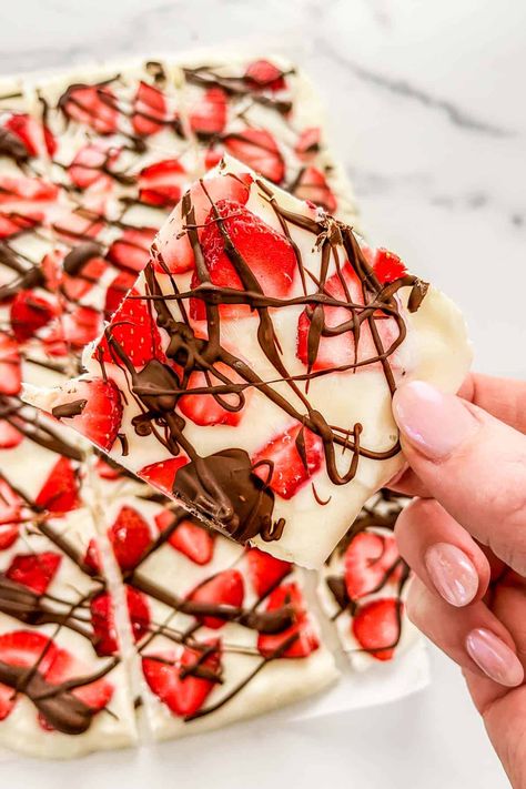 Strawberry Yogurt Bark Recipe, Yogurt Bark Recipe Frozen, Strawberry Yogurt Bark, Healthy Strawberry Recipes, Yogurt Bark Recipe, Healthy Chocolate Pudding, Healthy Treats Recipes, Yogurt Bark, Yogurt Bites