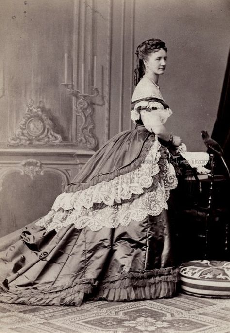 1870s Dress, Victorian Era Dresses, 1870s Fashion, Victorian Era Fashion, 1800s Fashion, Victorian Photos, Portrait Of A Woman, 19th Century Fashion, Victorian Clothing