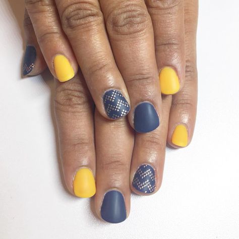 Navy And Mustard Nails, Navy And Yellow Nails, New Year Makeup Ideas, Makeup Ideas For Wedding, Cute Makeup Ideas, Makeup Ideas For Blue Eyes, Halloween Women Makeup, New Year Makeup, Gold Accent Nail