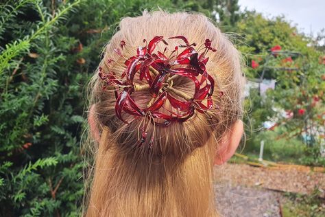 Gorgeous red flower hair piece, handmade from resin and wire. Kanzashi style hair accessory, perfect for special occasions such as summer weddings, balls, festivals and proms. All colours can be customised to suit any bridal party or outfit. Complete with customised presentation box, this Kazashi style / bun pin epitomises elegance. Feel yourself to be the belle of the ball with this unique hair ornament - individually made to a colour and size to suit your wishes, Inion Arts guarantee no two to Flower Hair Ornament, Red Spider Lily Hairpin, Spider Lily Bouquet, Spider Lily Hairpin, Spider Lily Flower, Vtuber Reference, Flower Hair Piece, Diy Christmas Door, Red Spider Lily