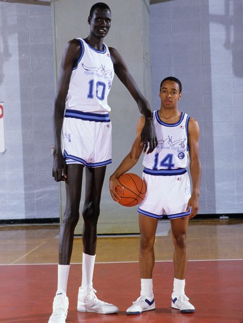 Tall Basketball Players, Manute Bol, Spud Webb, Giant People, Nba Basketball Art, Tall People, Basketball Star, Nba Legends, Nba Stars