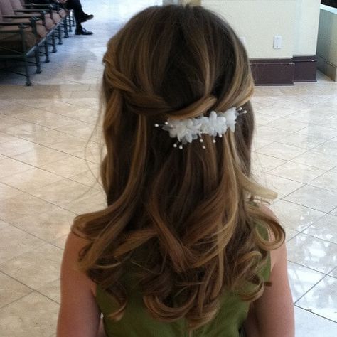 Communion Hairstyles Half Up Half Down First Communion Hairstyles, Easy Party Hairstyles, Communion Hairstyles, Hairstyles For Girls, Hair Catalog, Communion Party, Flower Girl Hairstyles, Communion Dresses