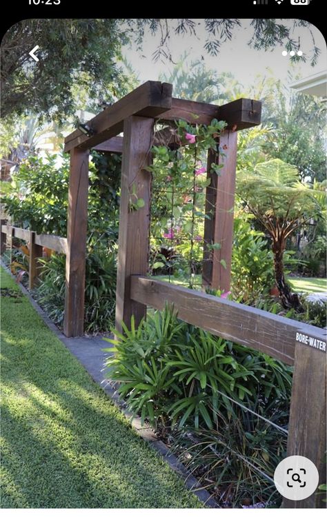 Curb Appeal Fence, Simple Yard Landscaping, Paint Fence, Painting Fence, Large Yard Landscaping, Painted Fence, Backyard Resort, Fence Painting, Backyard Garage