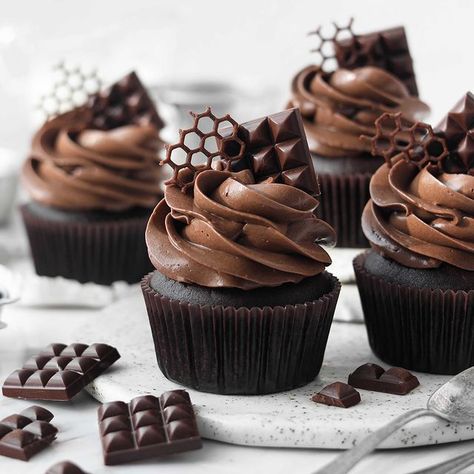 Chocolate Cupcakes Decoration, Gluten Free Chocolate Cupcakes, Cupcake Decorating Tips, Fancy Cupcakes, Cupcake Cake Designs, Gourmet Cupcakes, Creative Desserts, Cupcake Designs, Beautiful Desserts