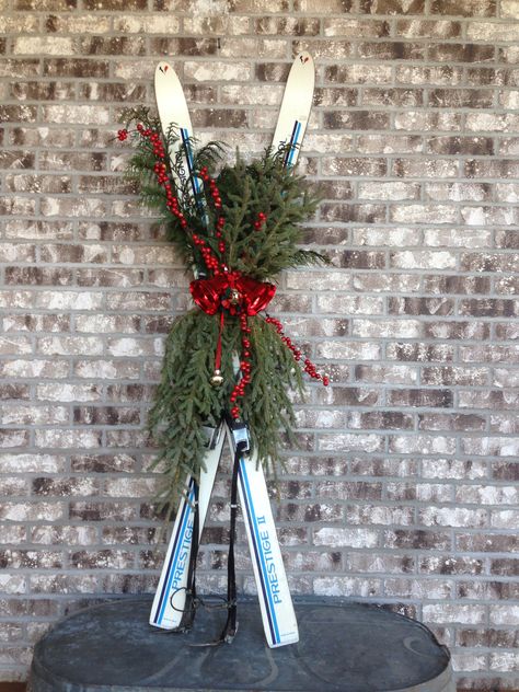 Christmas Skis Classy Christmas Decor, Retro Christmas Decorations, Ski Decor, Diy Christmas Decorations, Christmas Porch Decor, Christmas Decorations Diy Outdoor, Christmas Greenery, Christmas Porch, Front Porch Christmas Decor