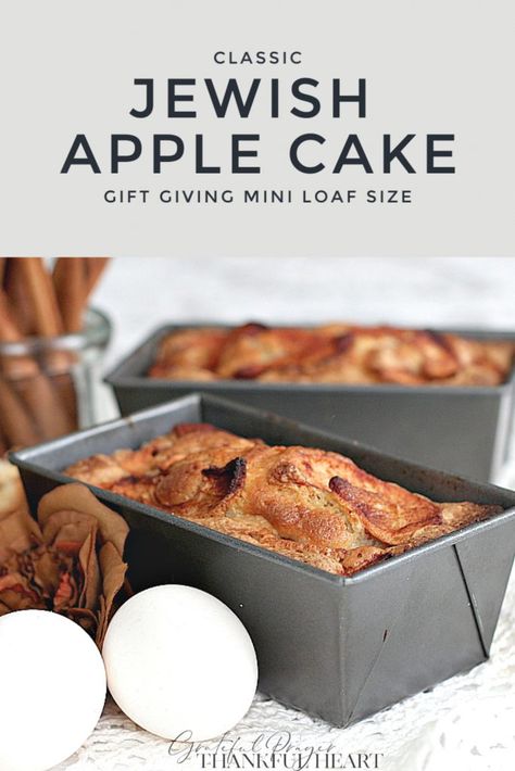 Jewish Apple Cake, Grateful Prayer, Kek Lapis, Jewish Cuisine, Apple Cake Recipe, Salty Cake, Apple Cake Recipes, Jewish Recipes, Bundt Pan