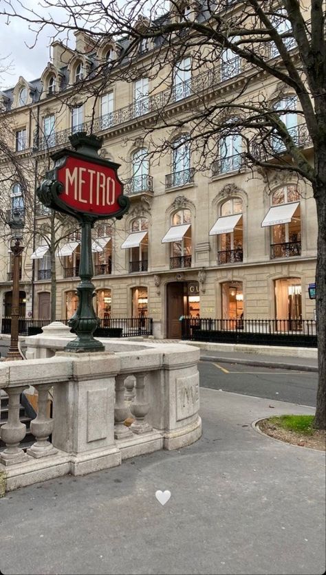 Frenchie Aesthetic, Champs Elysees Paris, Metro Paris, French Aesthetic, Paris Dream, Parisian Aesthetic, France Aesthetic, Paris Vibes, Paris Metro