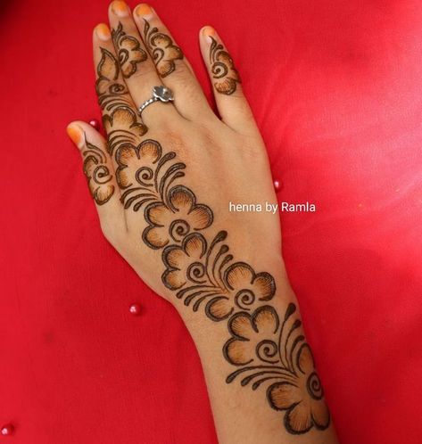 Easy Mahndi Desain Designs, Mehindi Desgin Simple Back Hand Easy, Mehandi Desain, Mehindi Desgin Simple Arabic Front Hand, Simple Back Hand Mehndi Designs Arabic, Front Hand Mehndi Designs Simple Easy, Back Mehndi Designs Hands, Mehndi Back Hand Designs, Mehandi Designs For Back Hands